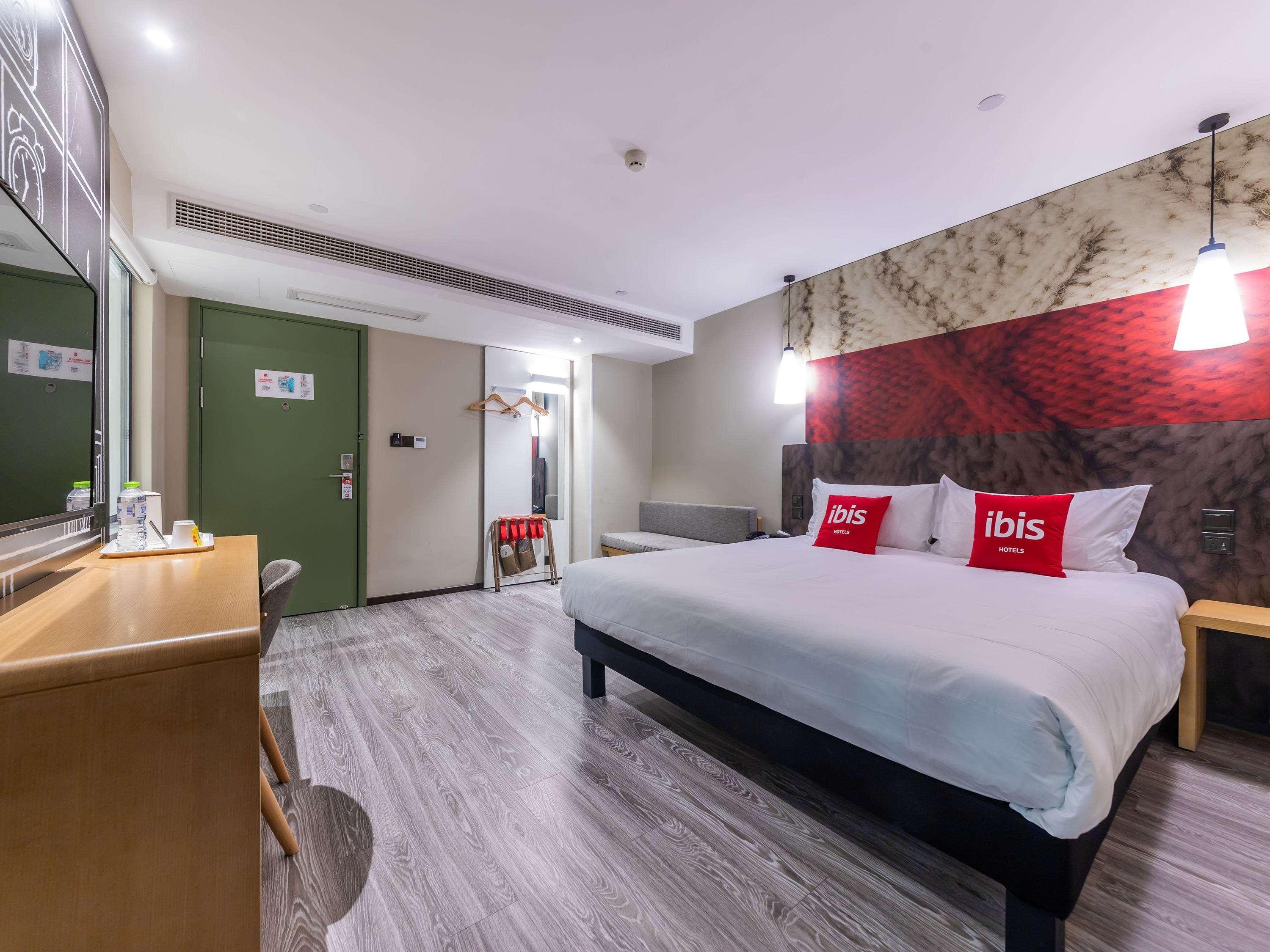 Ibis Chongqing Jiefangbei Pedestrian Street Hotel Exterior photo