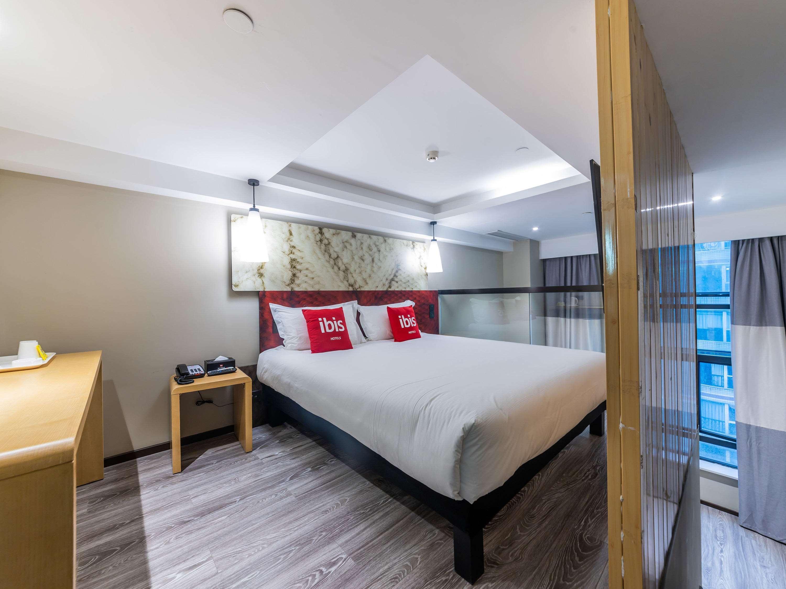 Ibis Chongqing Jiefangbei Pedestrian Street Hotel Exterior photo